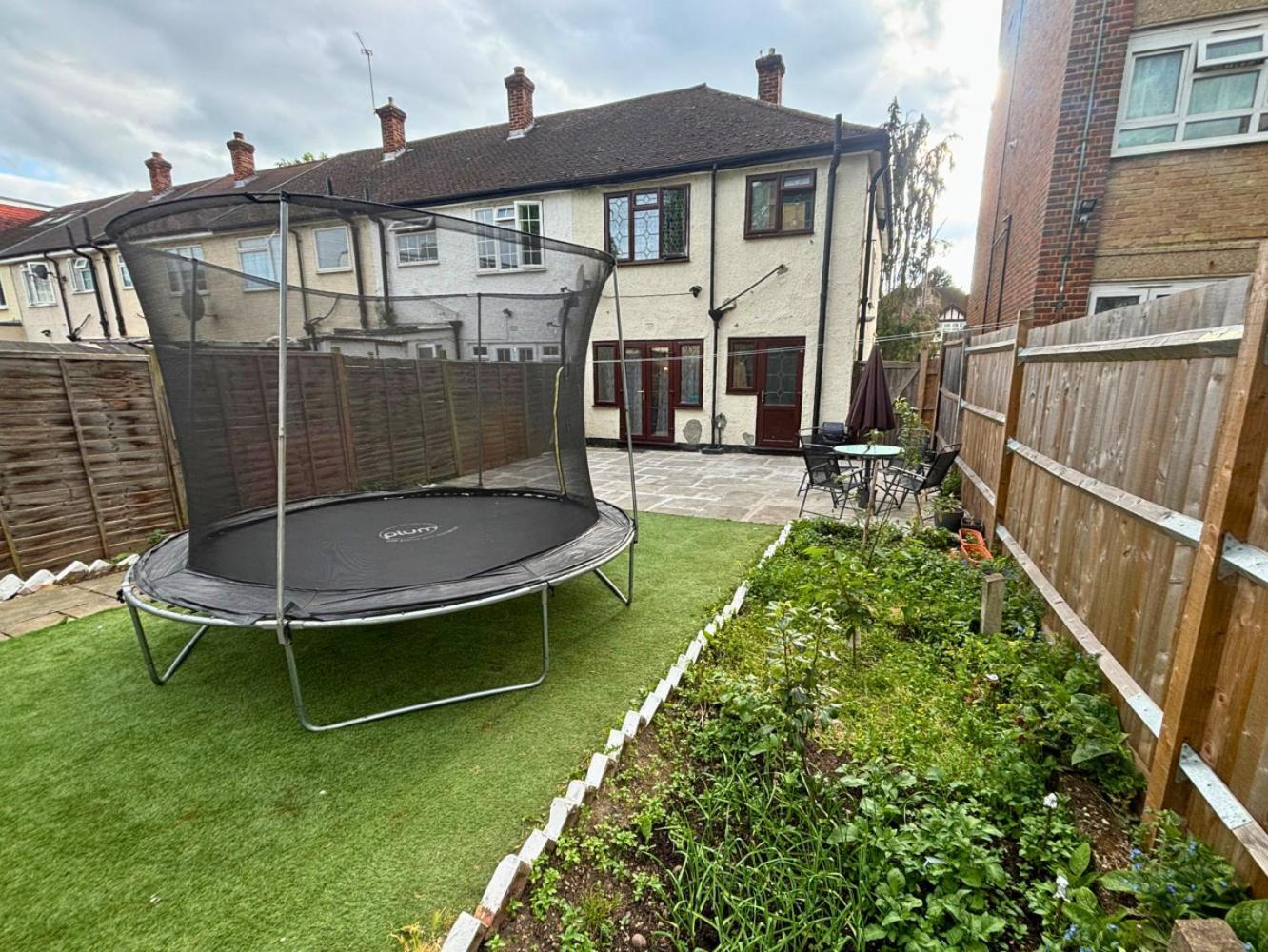 Charming And Cosy London Home, Garden, Parking & Family Fun Митчам Экстерьер фото