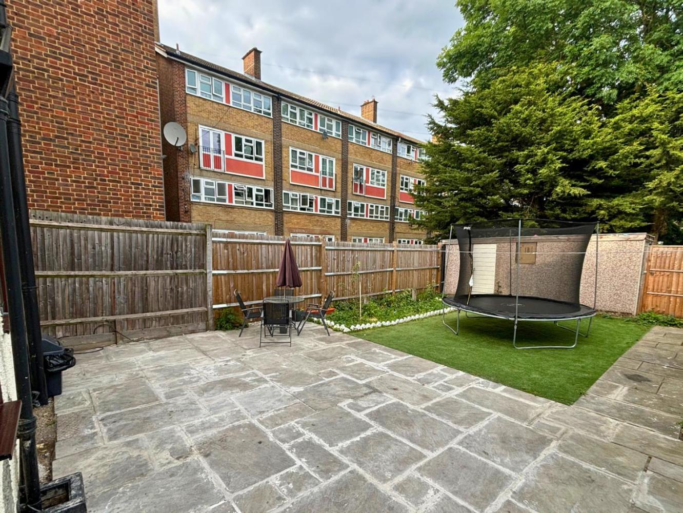 Charming And Cosy London Home, Garden, Parking & Family Fun Митчам Экстерьер фото